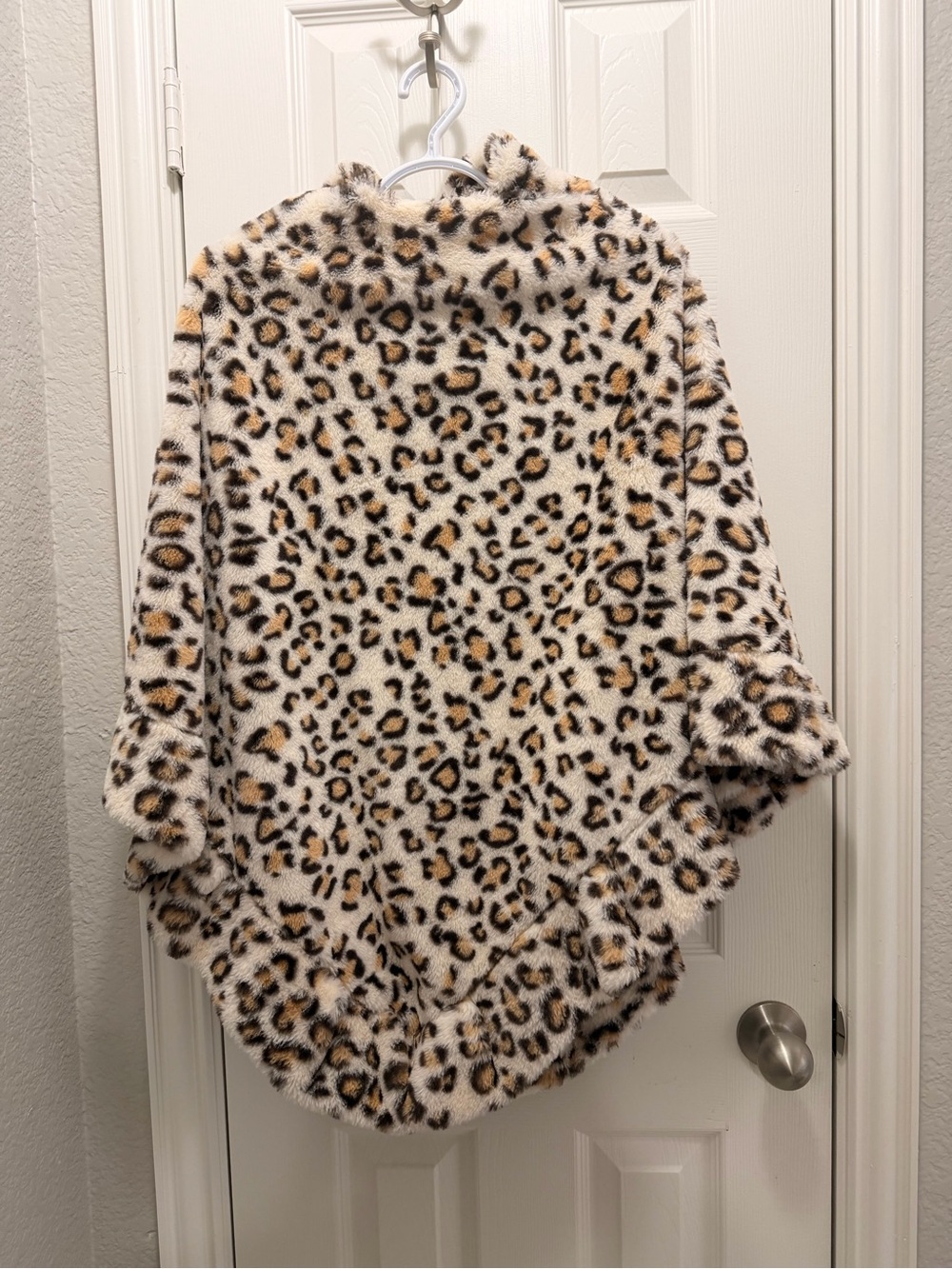 Leopard Print Faux Fur poncho - Cream & Brown